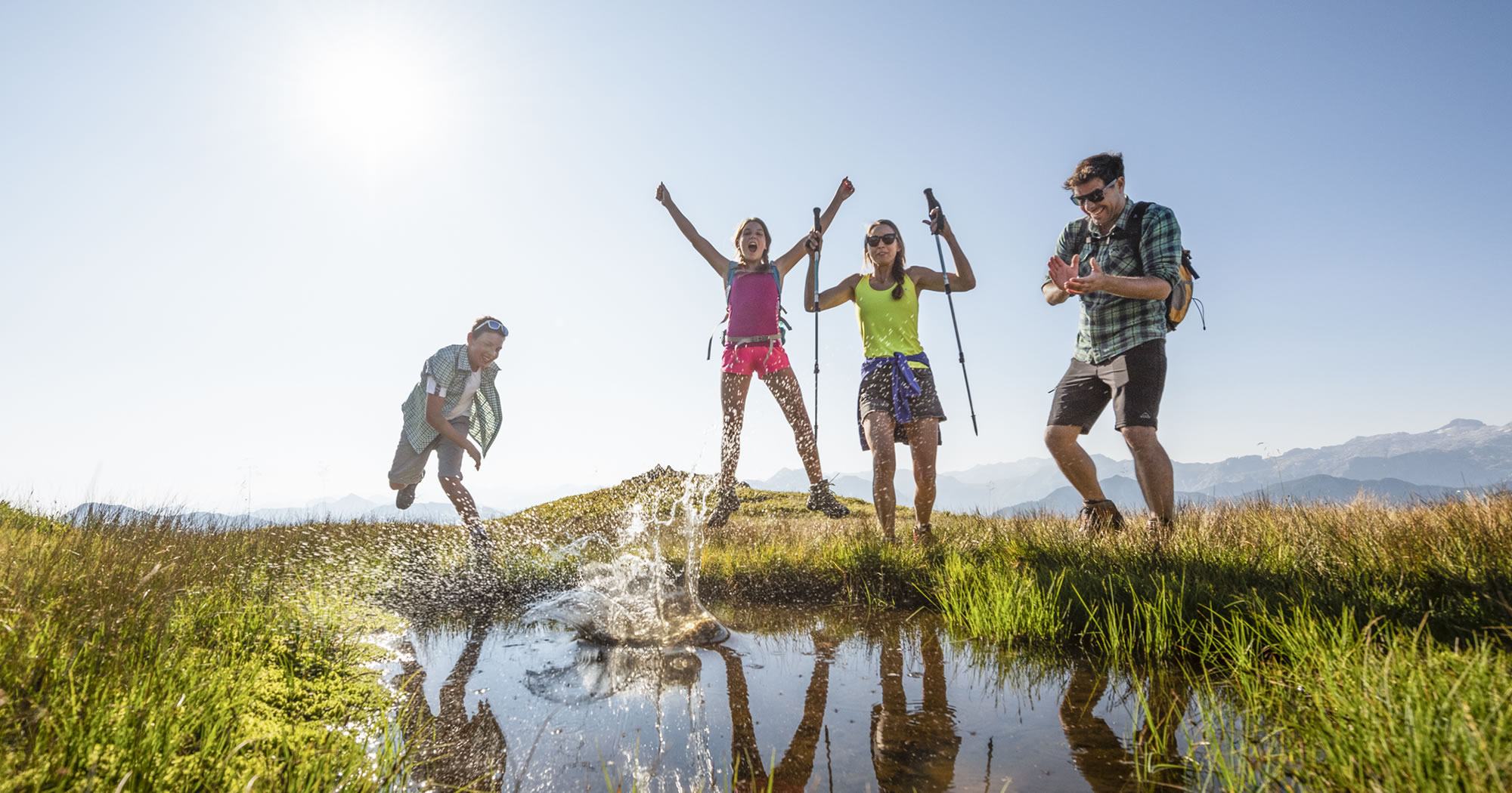Familie beim Wandern in der Salzburger Sportwelt © Flachau Tourismus