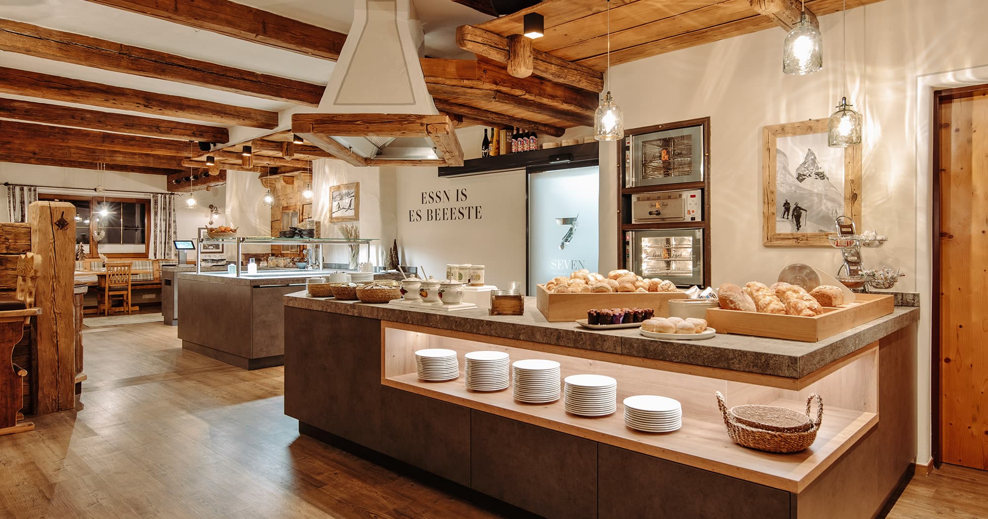 Genießen Sie unser Frühstücksbuffet mit Saftbar und Bioecke beim Urlaub im 4-Sterne Hotel Bergzeit in Flachau
