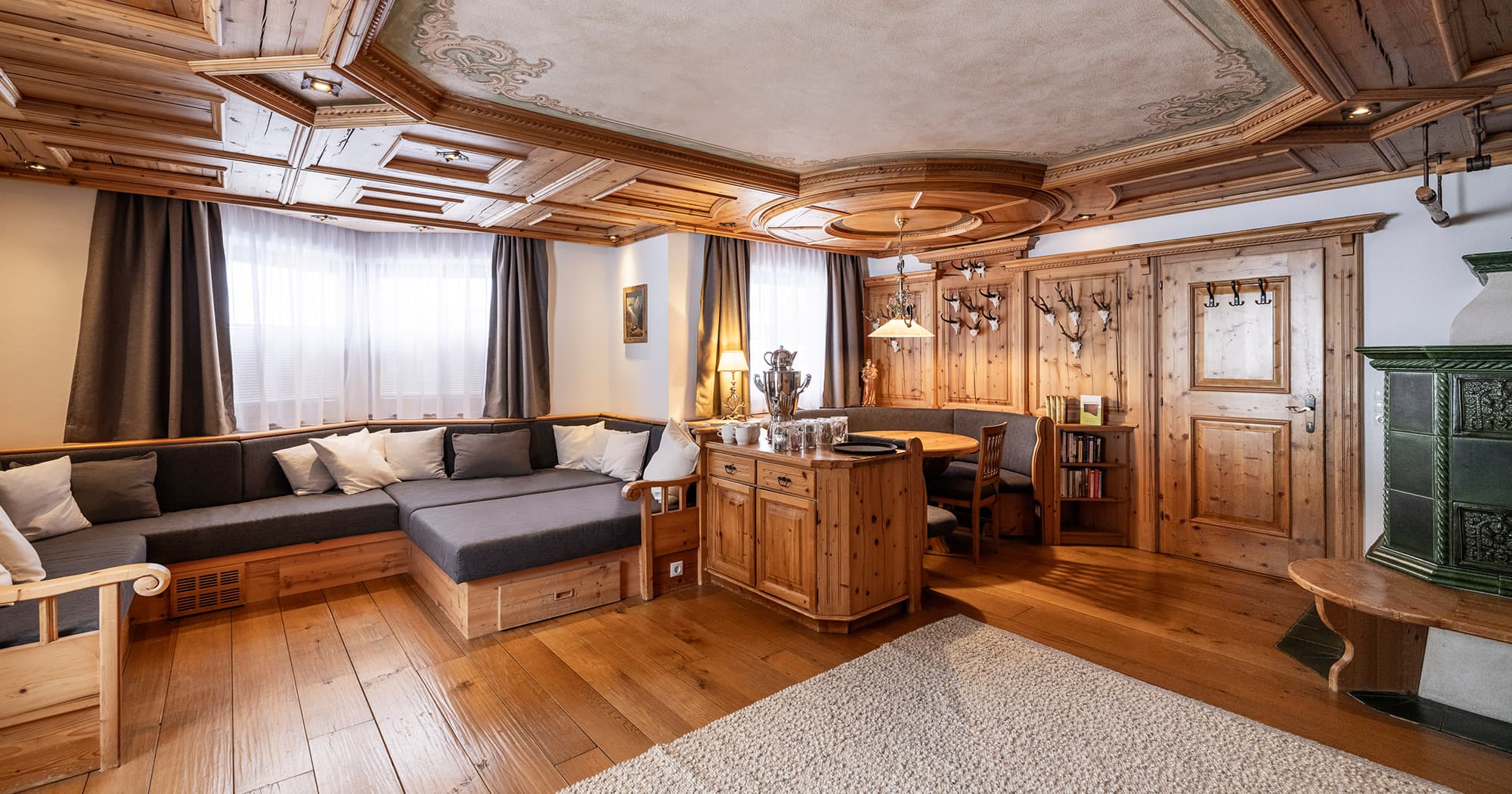 Zeit zum Genießen in der Kaminstube im 4-Sterne Hotel Bergzeit in Flachau